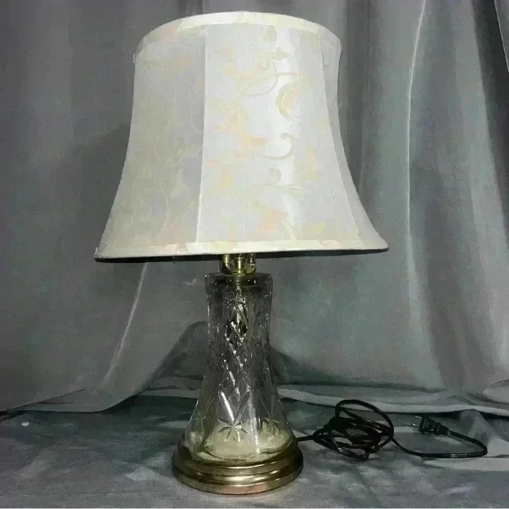 WORKING MID-CENTURY MODERN AMERICAN PRESSED GLASS LAMP, BRASS, WHITE/IVORY SHADE